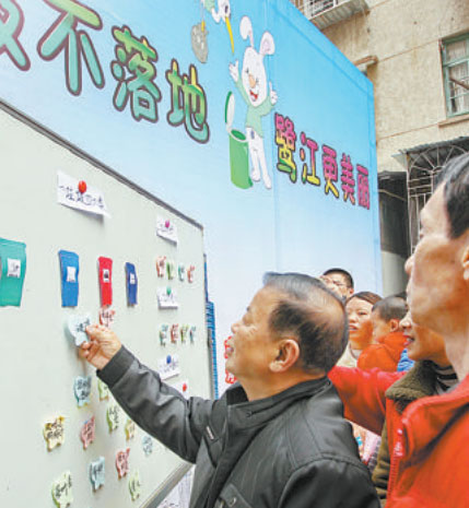 送上分類垃圾桶，傳遞文明與環保